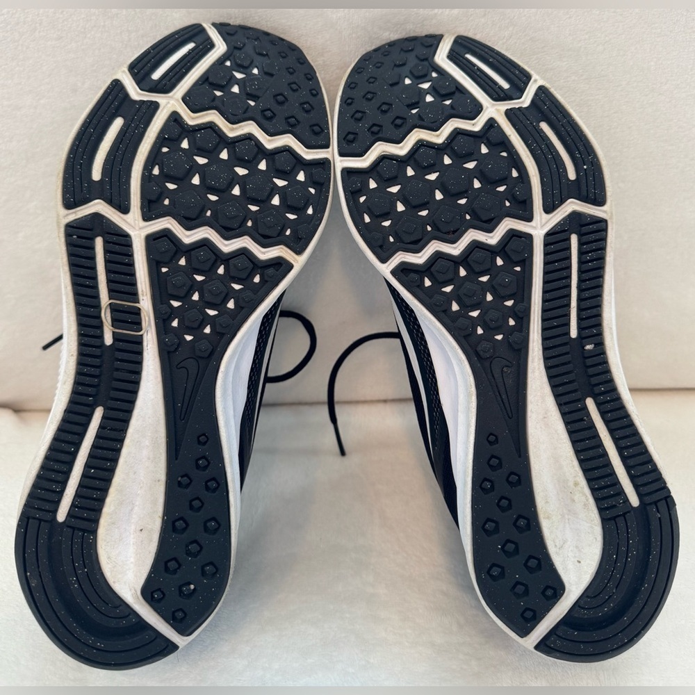 Nike Women’s Downshifter Black & White Sneaker Tennis Shoes Size 8.5M - Picture 7 of 7